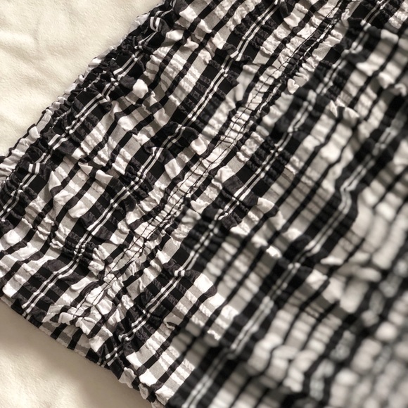 Cute stretchy ruched gingham black & white skirt - Picture 2 of 4